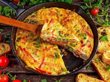 Фритата с картофи, сирене, яйца и зелени и червени чушки - снимка на рецептата